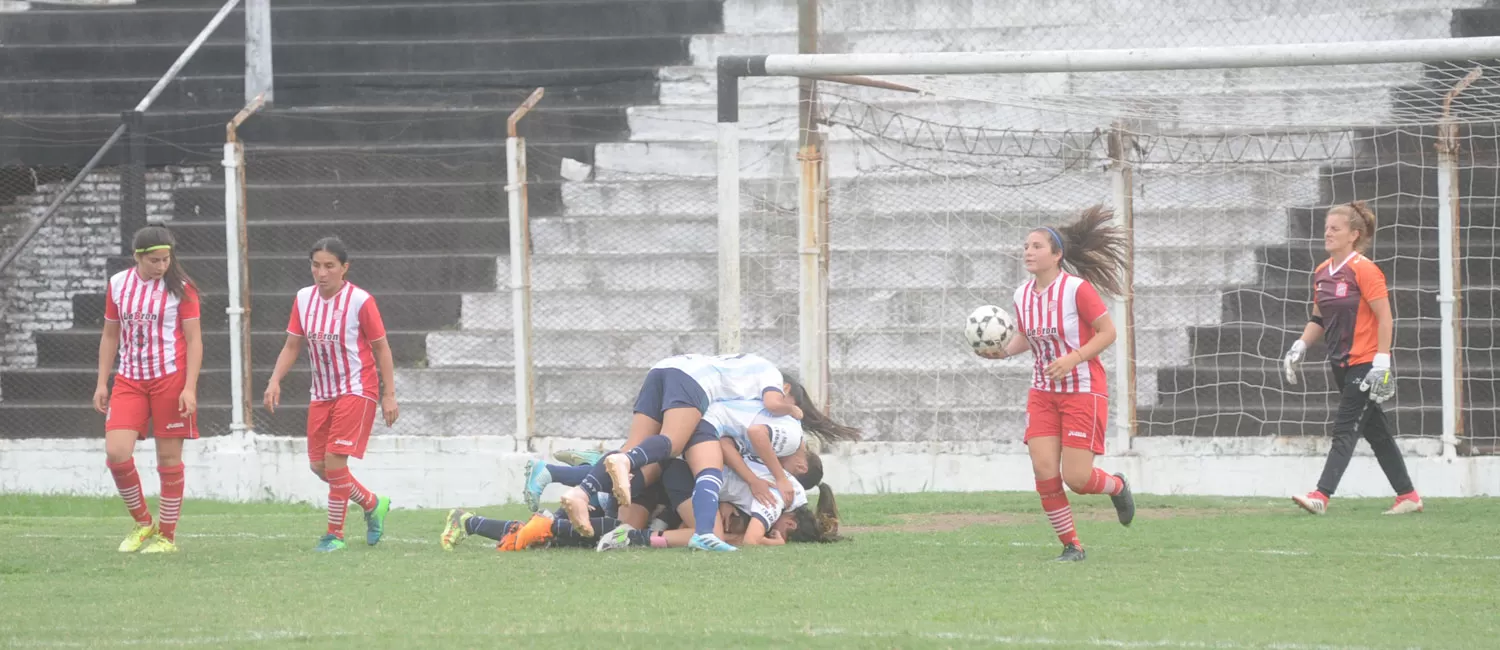 FESTEJO DE GOL. Atlético celebra el tanto de Yanina Ledesma, con el que el equipo venció a San Martín.