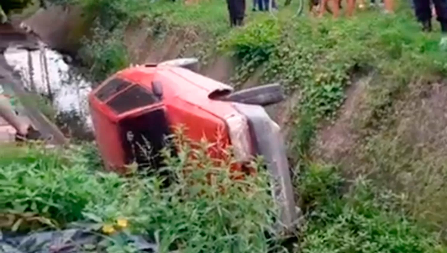 SIN CONTROL. El auto terminó dentro de un canal. CAPTURA DE PANTALLA