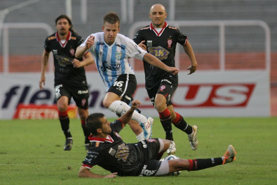 RECUERDO. En 2014, Atlético perdió con Huracán una chance inmejorable de ascender a Primera.  foto de archivo