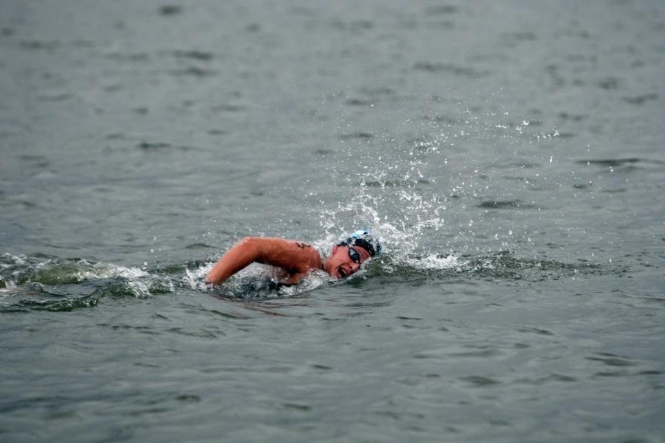 DIFÍCIL. Moreno, en plena competencia, se esfuerza por luchar contra las olas.   
