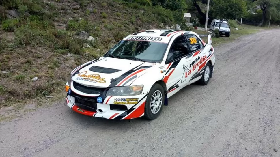 A PUNTO DE CORRER. La imagen muestra al Mitsubishi Lancer de Petrich, minutos antes de salir a correr en el primer especial del día, en Fray Mamerto Esquiú. foto de El Barco Pirata