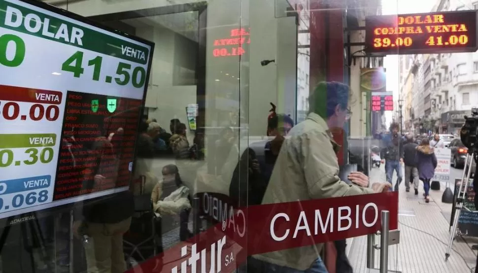 FIEBRE EN LA CITY. El dólar comenzó a trepar de valor en las pizarras y llegó a superar los $ 40. Esto puso nerviosos a los agentes económicos.