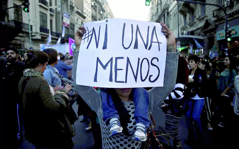 CAMPAÑA. #NiUnaMenos arrancó en el país y se expandió en Latinoamérica. reuters 