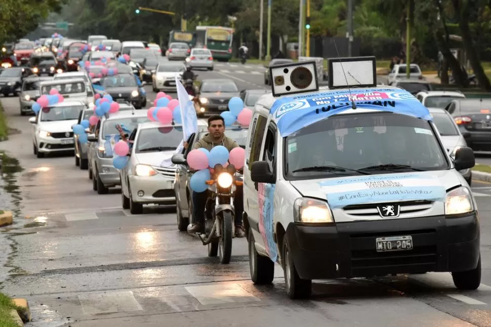 POR LA MATE DE LUNA. La caravana avanzó hacia Yerba Buena. LA GACETA / FOTO DE INÉS QUINTEROS ORIO.-