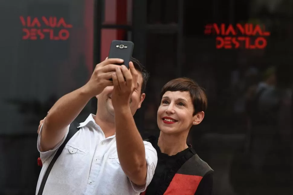 SONRISA ETERNA.  En su conexión con la gente, Ana Torrejón muestra con orgullo su costado de “chica de provincia”, nacida en Puerto Madryn. LA GACETA / FOTO DE DIEGO ARÁOZ.-