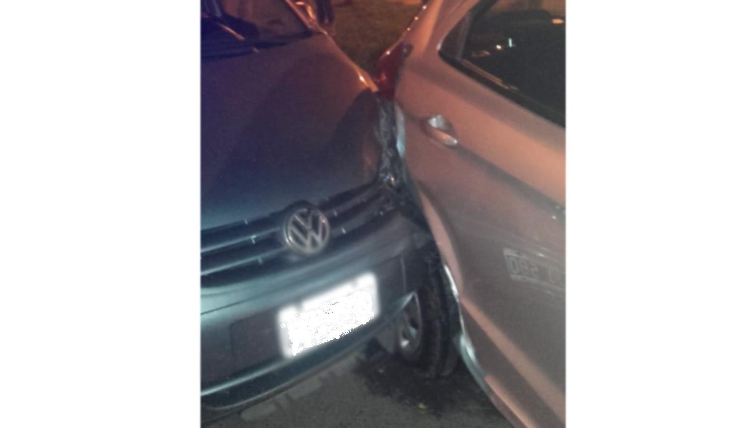 El impacto que recibió el auto Volkswagen. 