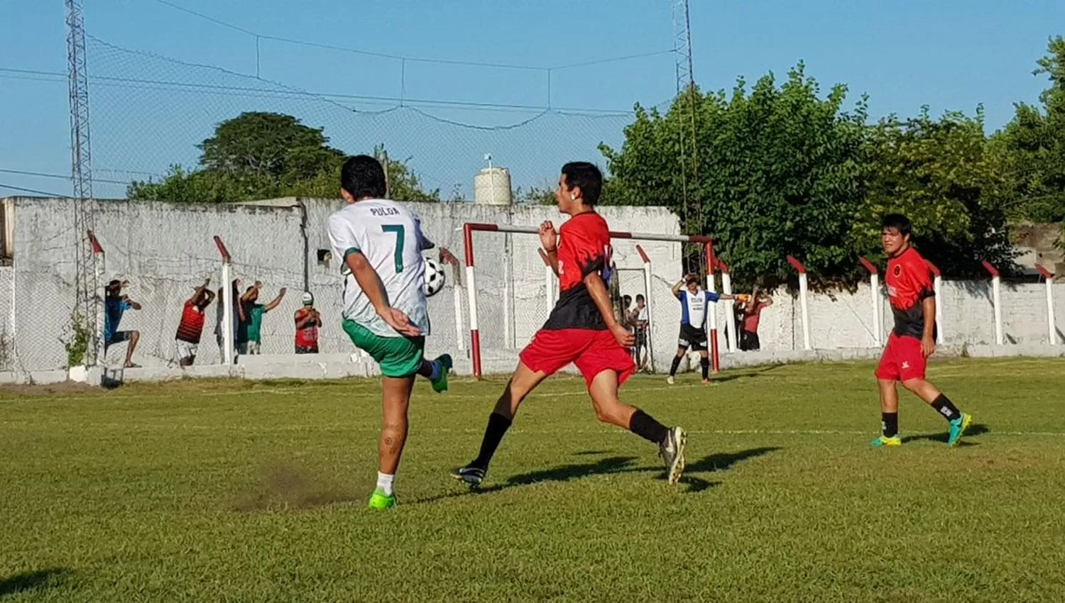 CON LA 7. El Pulga Rodríguez encabezó el año pasado el partido solidario.