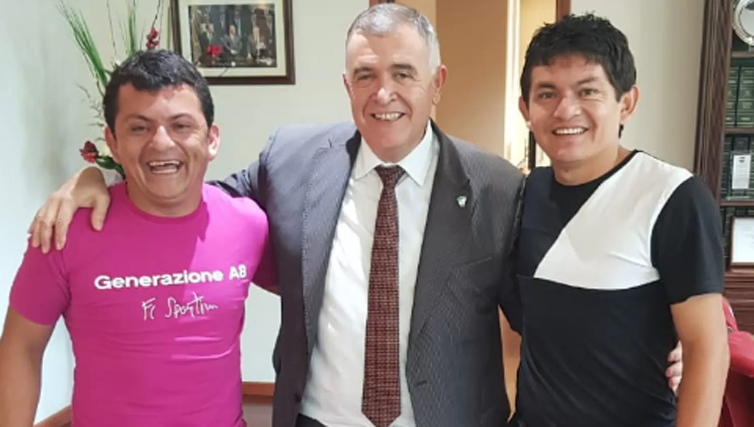 LOS RODRÍGUEZ. Pulga y Pulguita posan junto al vicegobernador.