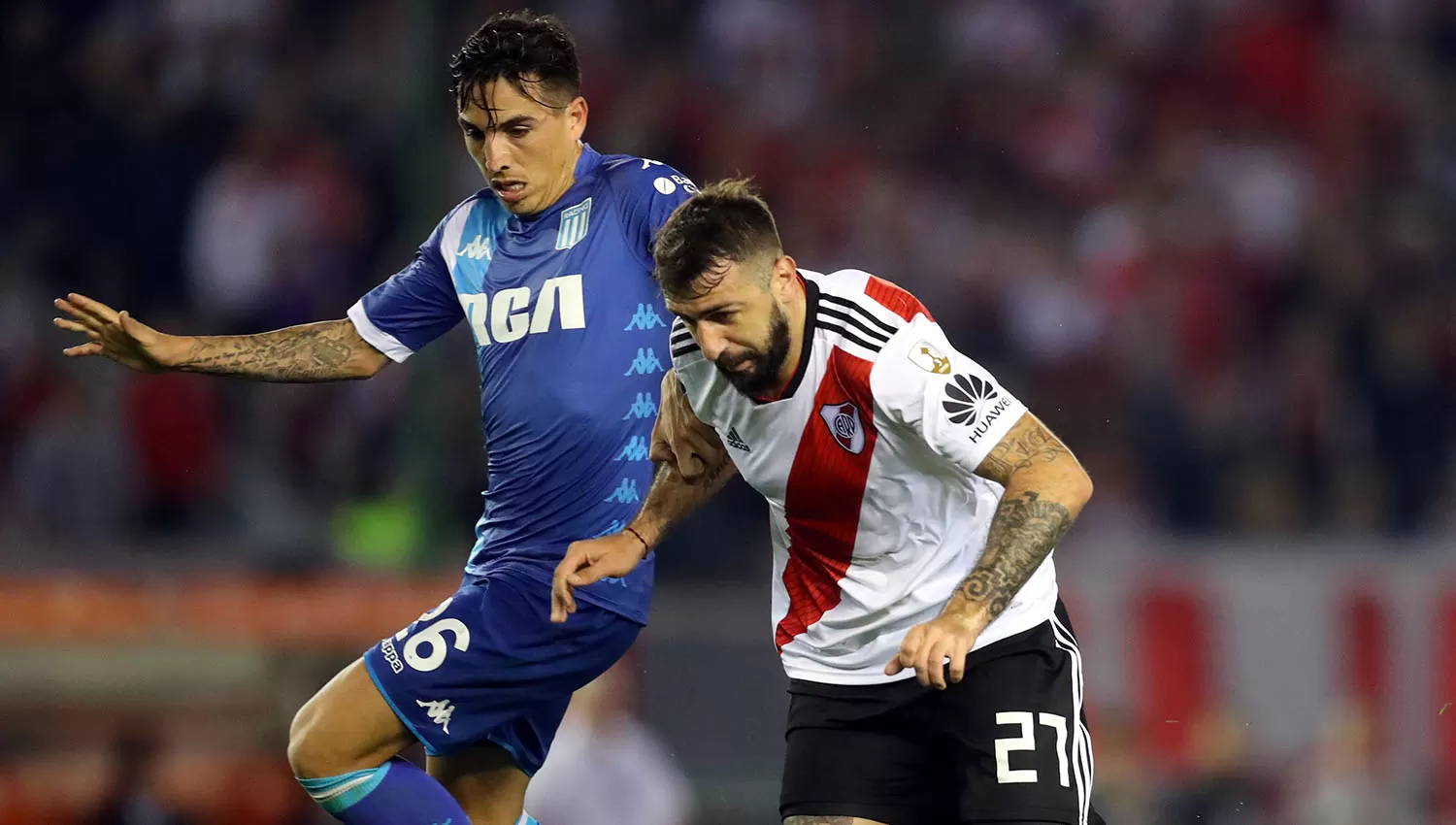 Renzo Saravia, en la foto disputando la pelota con Lucas Pratto, se iría a España. (ARCHIVO)