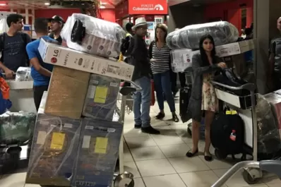 La AFIP subió a U$S 500 la franquicia para viajeros que ingresen productos del exterior