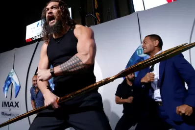 Video: así fue el sorprendente Haka de Jason Momoa en la premiere de Aquaman