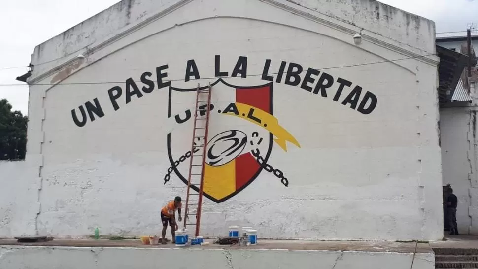 DISTINTIVO. El del escudo es el primero de varios murales proyectados. 