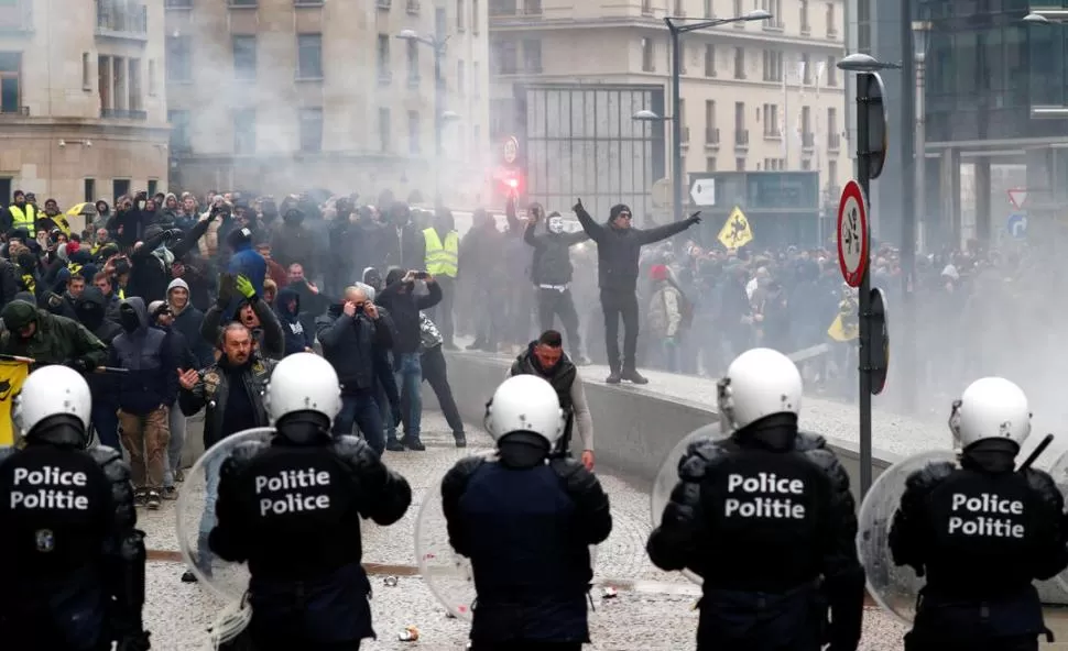 CONFRONTACIÓN. Los manifestantes tiraron adoquines y vallas, la Policía respondió con gases y agua a presión. reuters