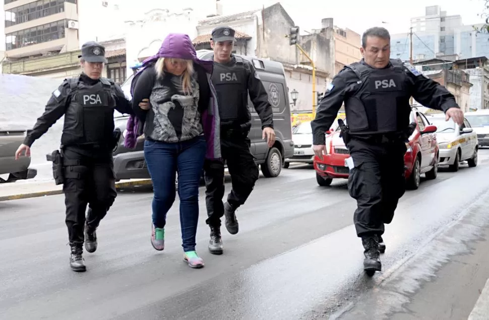 A PRESTAR DECLARACIÓN. Nilda Griselda “La Cabezona” Gómez, es traslada a los tribunales federales luego de ser capturada en pleno barrio norte. LA GACETA / FOTO DE franco vera