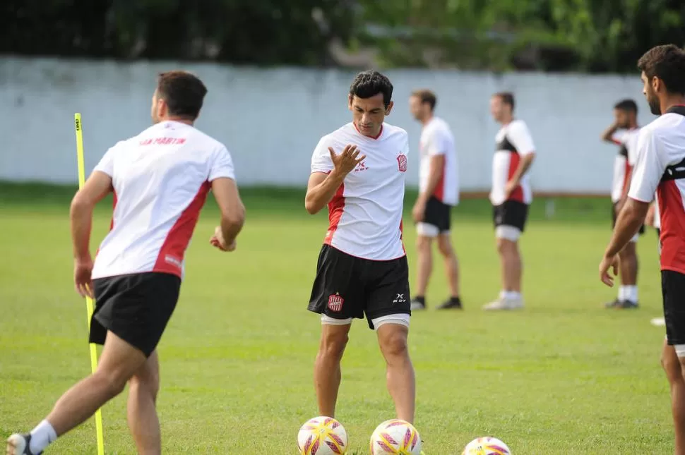 ESPECIALISTA. Tino tiene una notable pegada, con pelota parada o en movimiento. Un arma que el “Santo” debe aprovechar. LA GACETA / FOTO DE héctor peralta