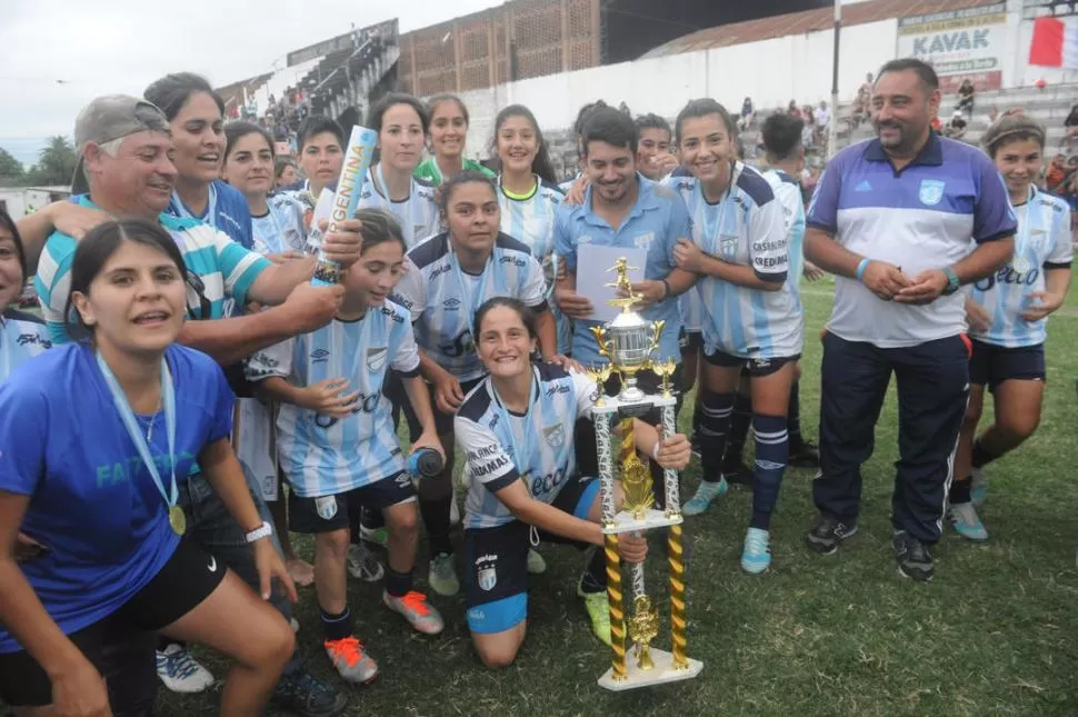 A FESTEJAR. La capitana Daniela Escacena sostiene el trofeo que acredita a las jugadoras de Atlético como bicampeonas del Anual del fútbol femenino de la Liga. LA GACETA / FOTOS DE Antonio Ferroni