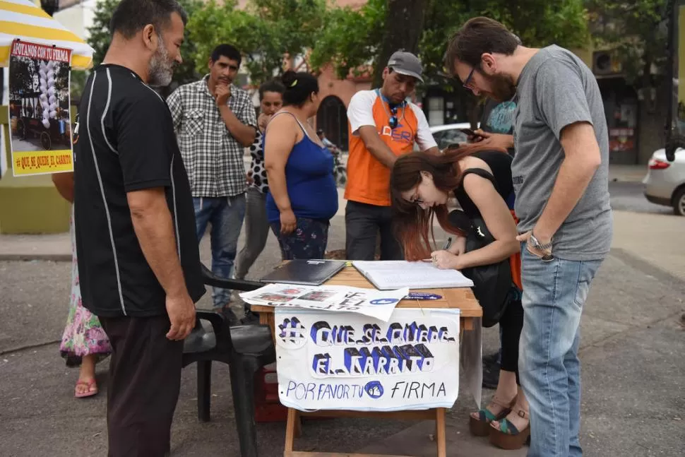 APOYO. Quiroga (de negro), con las personas que firmaban su petición. 