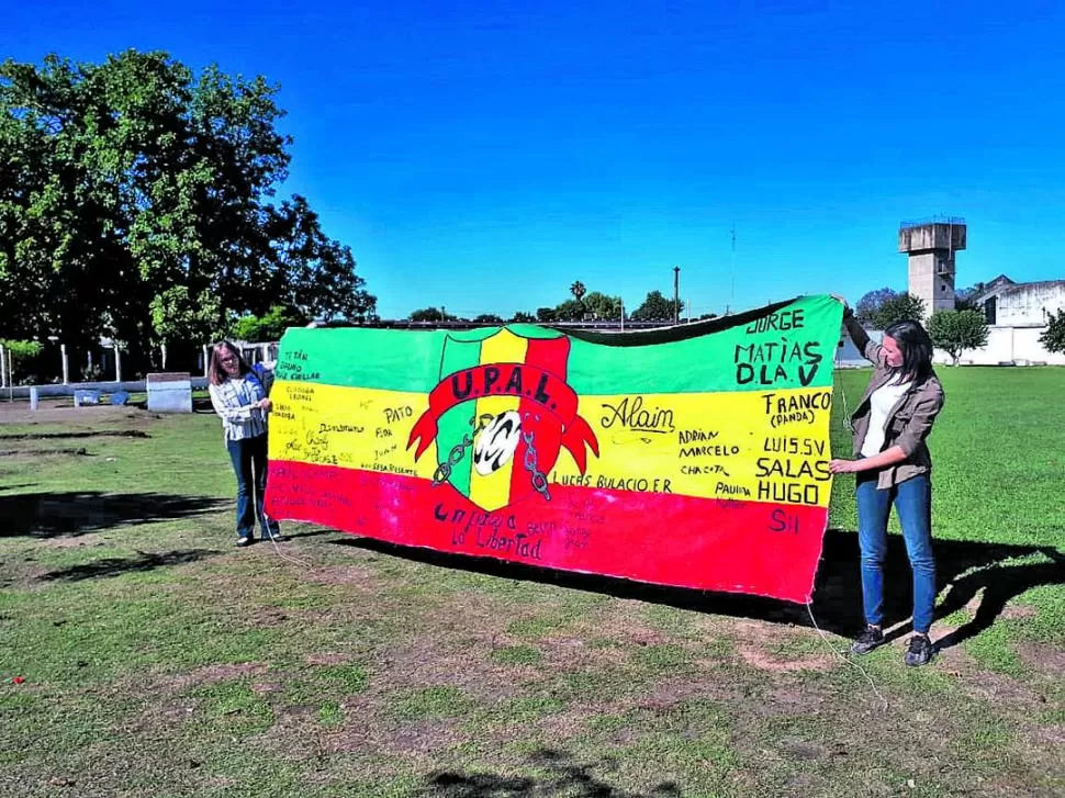 COLORES PROPIOS. La bandera de UPAL, firmada por los jugadores. 