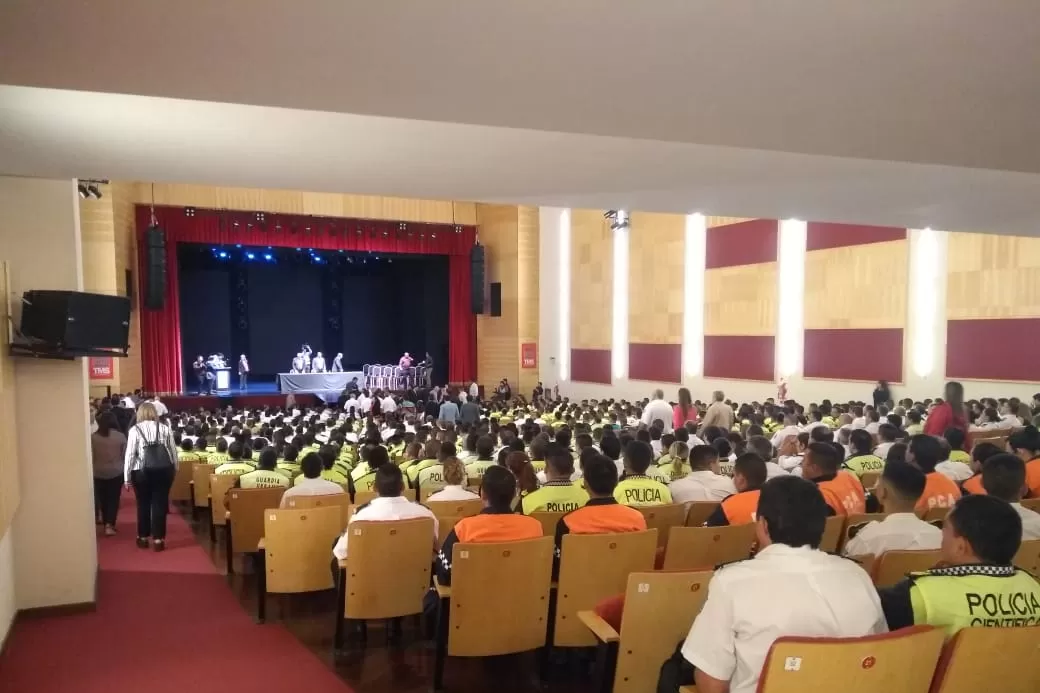 Cientos de efectivos participaron del acto realizado en el teatro Mercedes Sosa. LA GACETA/FOTO DE MARTÍN SOTO