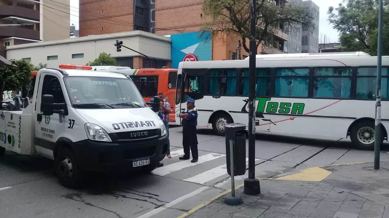 Dejaron los colectivos frente al Concejo y cerca de la Intendencia en señal de protesta