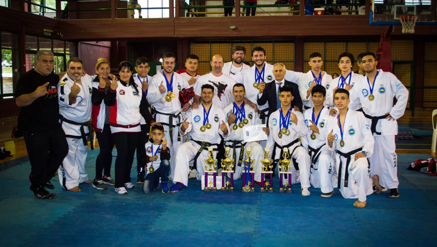 LOS PREMIADOS. Todos los ganadores posaron con sus medallas junto a las autoridades máximas de la disciplina en el país y en el mundo.