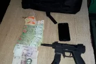 Un joven fue aprehendido con una pistola ametralladora en su auto