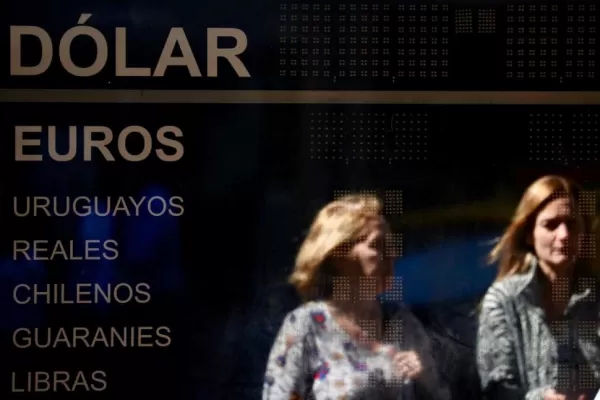 En una rueda volátil, el dólar subió 0,46% y cerró a $ 39,21