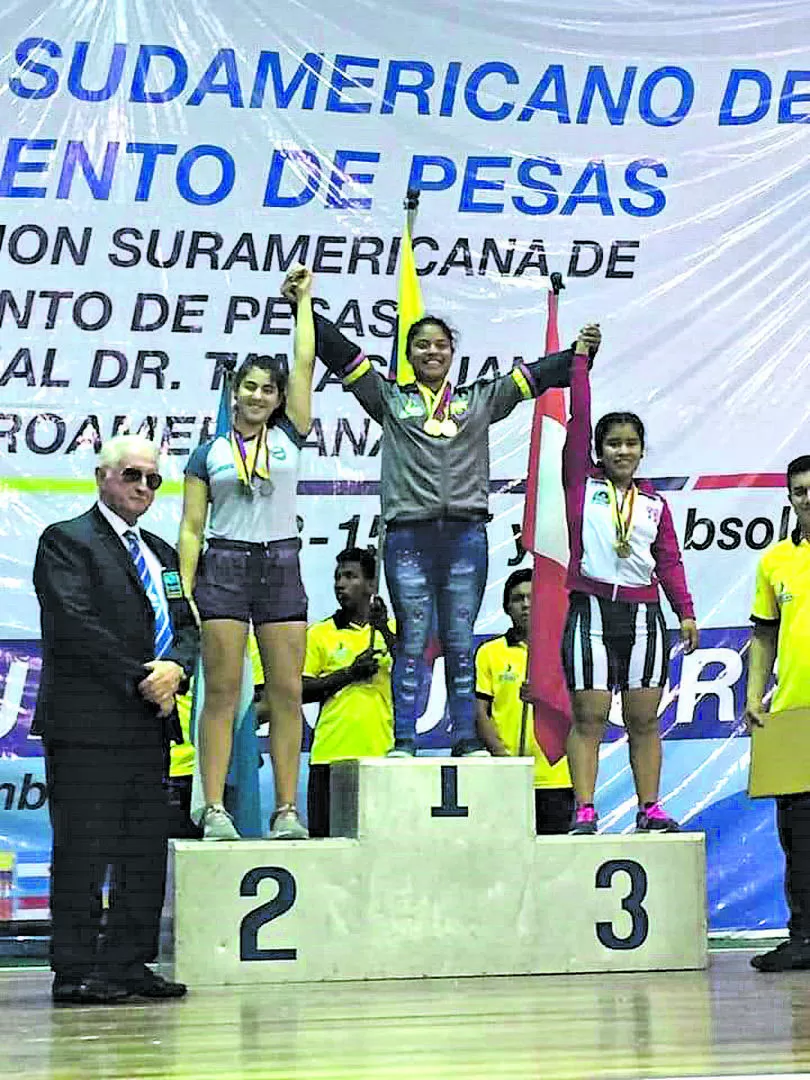 ORGULLO. Rocío Zelaya (izquierda) representó a nuestro país en Guayaquil  