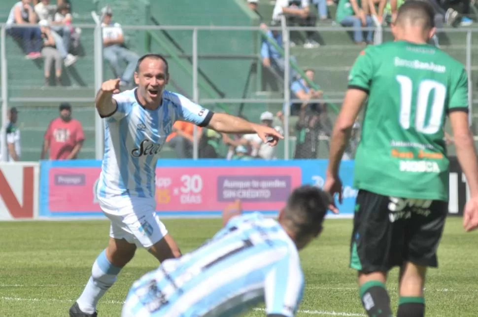 HIZO SU PARTE. Mauro Matos llegó para reforzar el ataque de Atlético y respondió con tres goles importantes en el equipo. FOTO DE agustÍn moya