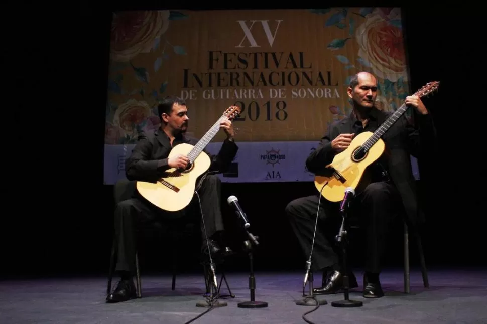 EN ACCIÓN. Sánchez y Gómez durante el recital que brindaron en Sonora. GENTILEZA DEL DÚO DE GUITARRAS TUCUMÁN
