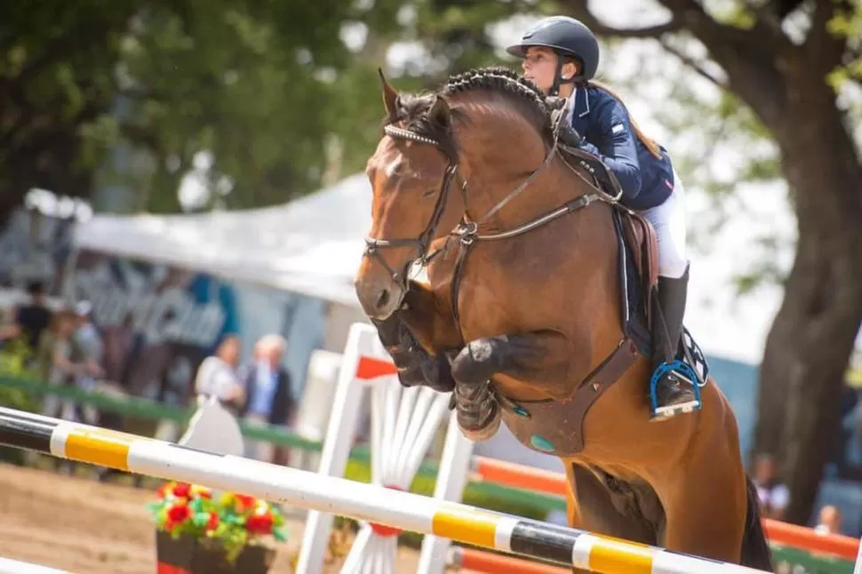 NOTABLE SALTO. Lourdes Solórzano se consagró en la prueba de 1,30 metro. 