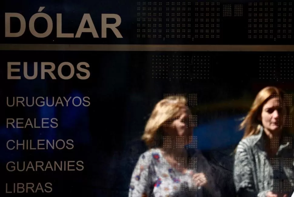 ALTA VOLATILIDAD. El dólar cerró la última semana completa del año con una clara tendencia a la suba. Reuters
