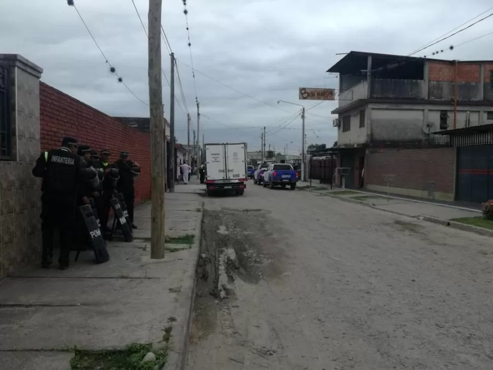 VECINDARIO. La víctima fue hallada en una habitación de su casa, en calle Martín Fierro al 600.  