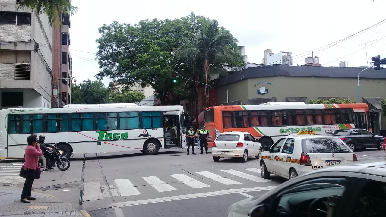 Dejaron los colectivos frente al Concejo y cerca de la Intendencia en señal de protesta