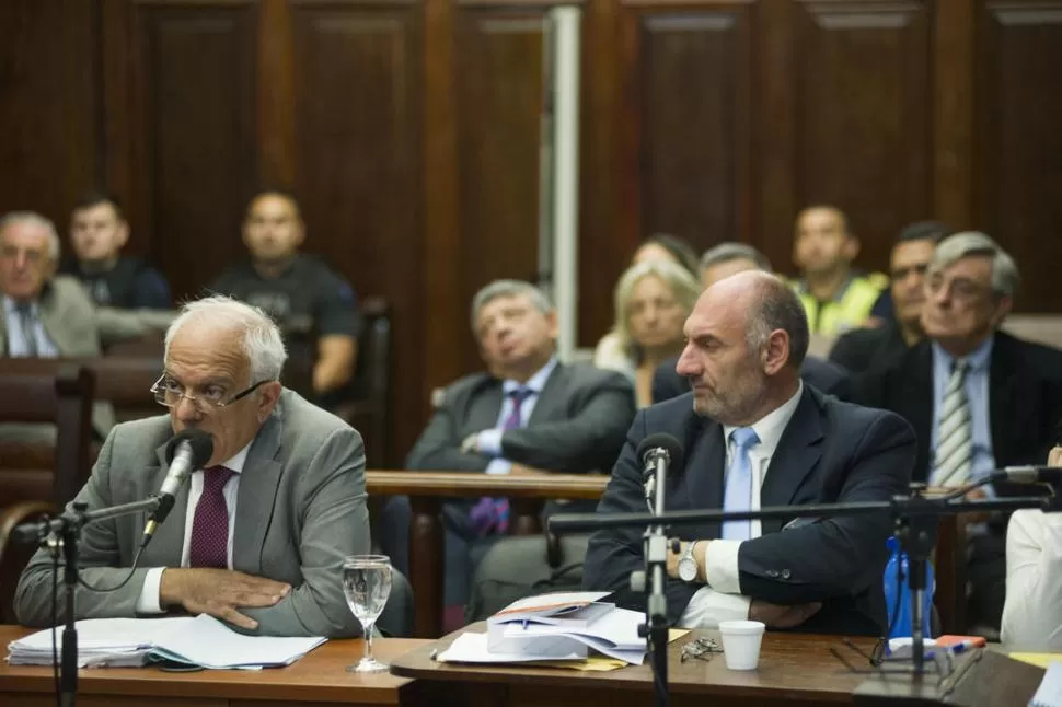 FUE EL TURNO DE LA QUERELLA. El fiscal Carlos Sale observa a Emilio Mrad durante el alegato; atrás, Alberto Lebbos y Roberto Tejerizo, actor civil, escuchan las acusaciones. la gaceta / FOTO DE JORGE OLMOS SGROSSO