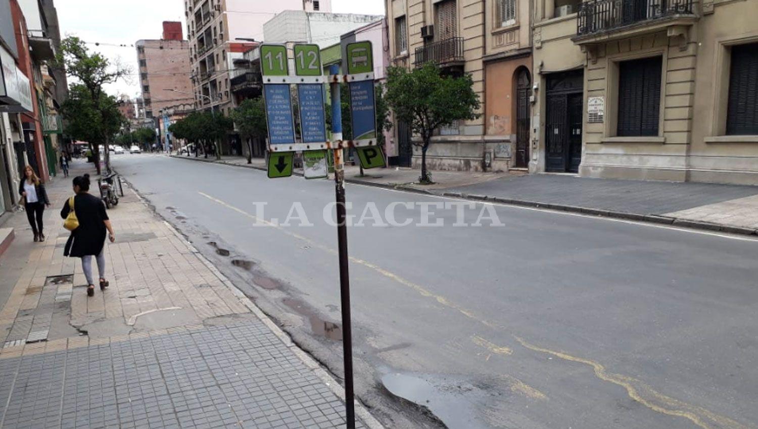 SIN COLECTIVOS. La calle Santiago es otro de los corredores por el que circulan líneas urbanas e interurbanas, de este a oeste, en el microcentro de la ciudad.