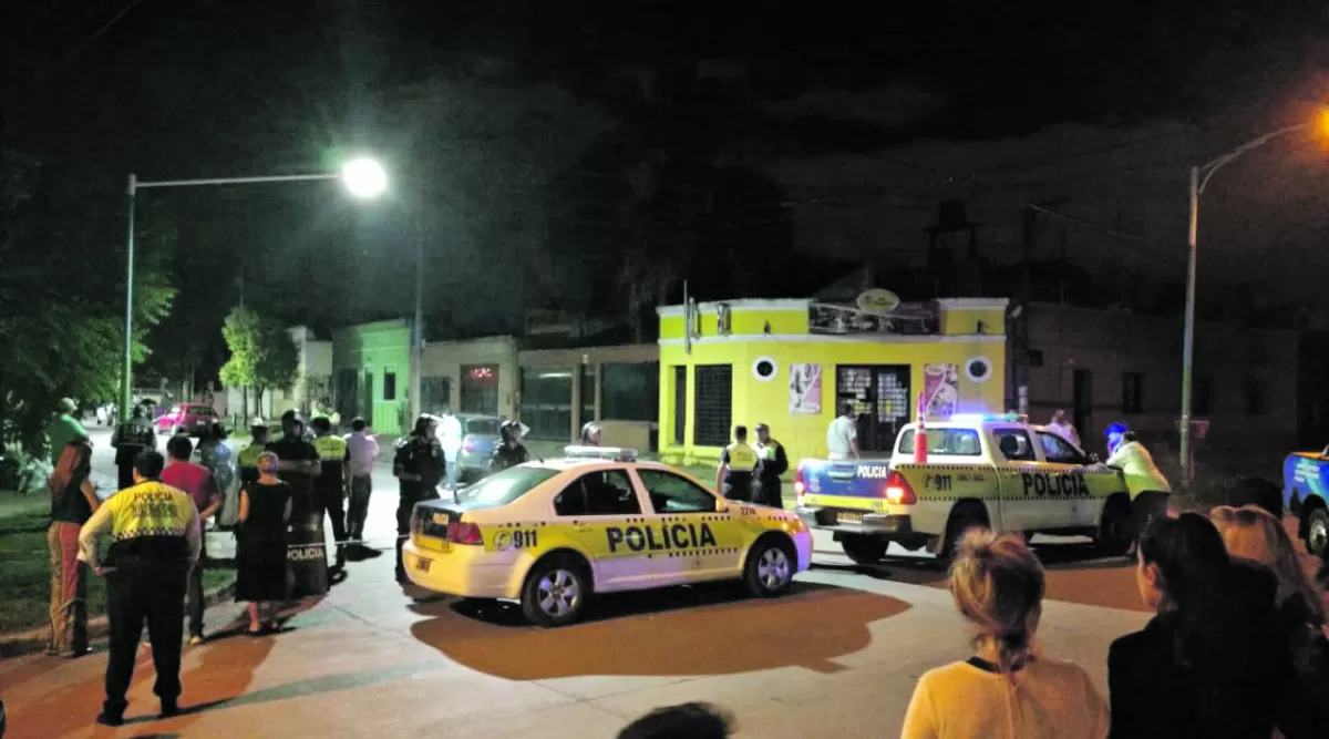 TAREAS. La Policía cerró la zona para las pericias.