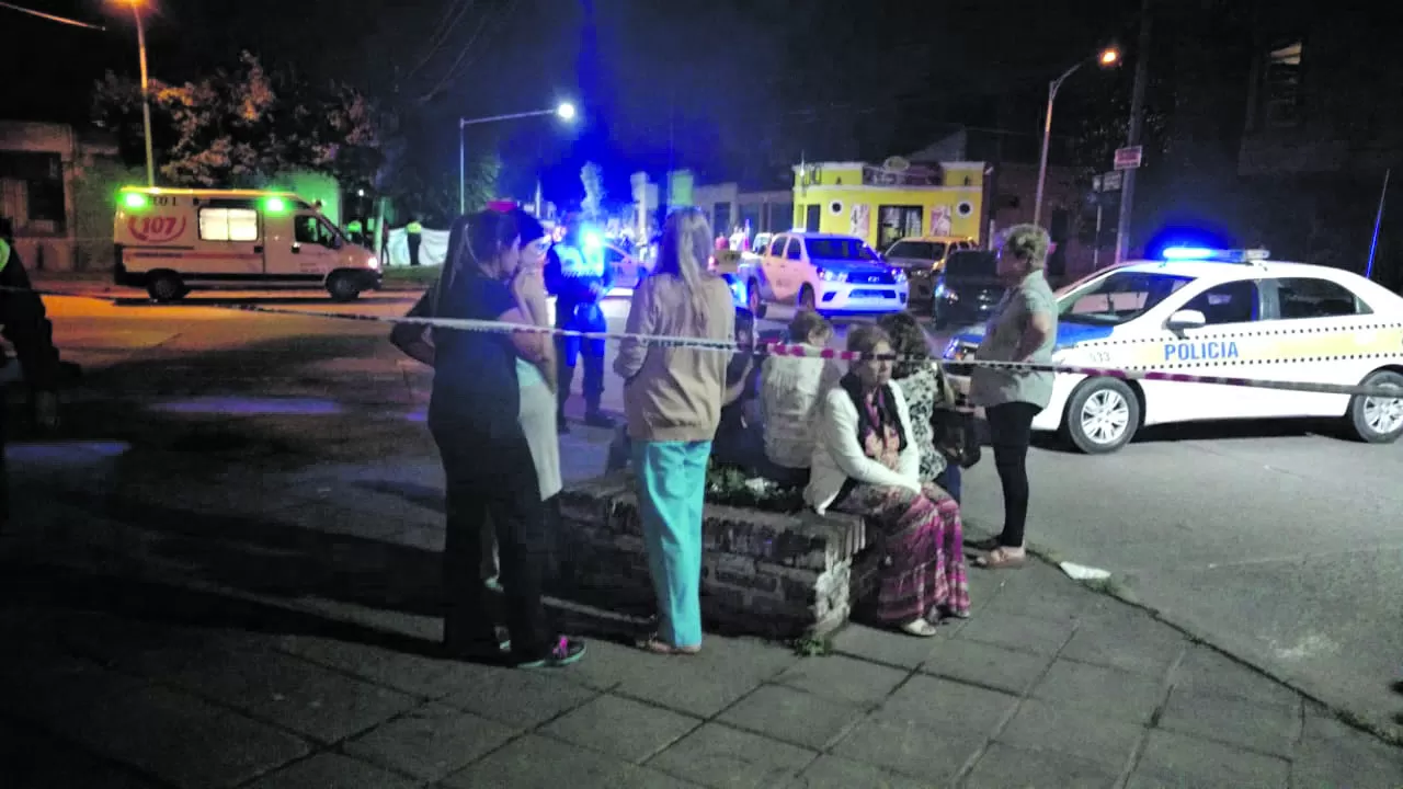 DOLOR. Los familiares del motociclista fallecido, en el lugar de la tragedia.