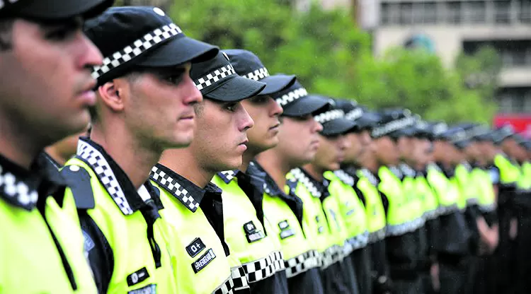 CAPACITACIÓN. Los agentes policiales recibirán instrucción para el uso del armamento, de origen israelí, que adquirirá el Poder Ejecutivo provincial.