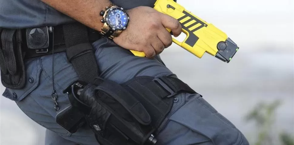 A MODO DE EJEMPLO. Una de las armas eléctricas más conocidas en el mercado es la “Taser”, que se utiliza en varios países.