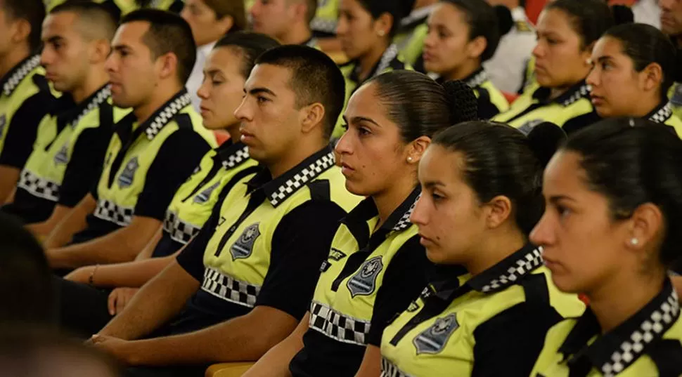 INSTRUCTIVO. Policías participaron el martes del acto encabezado por Manzur para anunciar el paquete de leyes. 