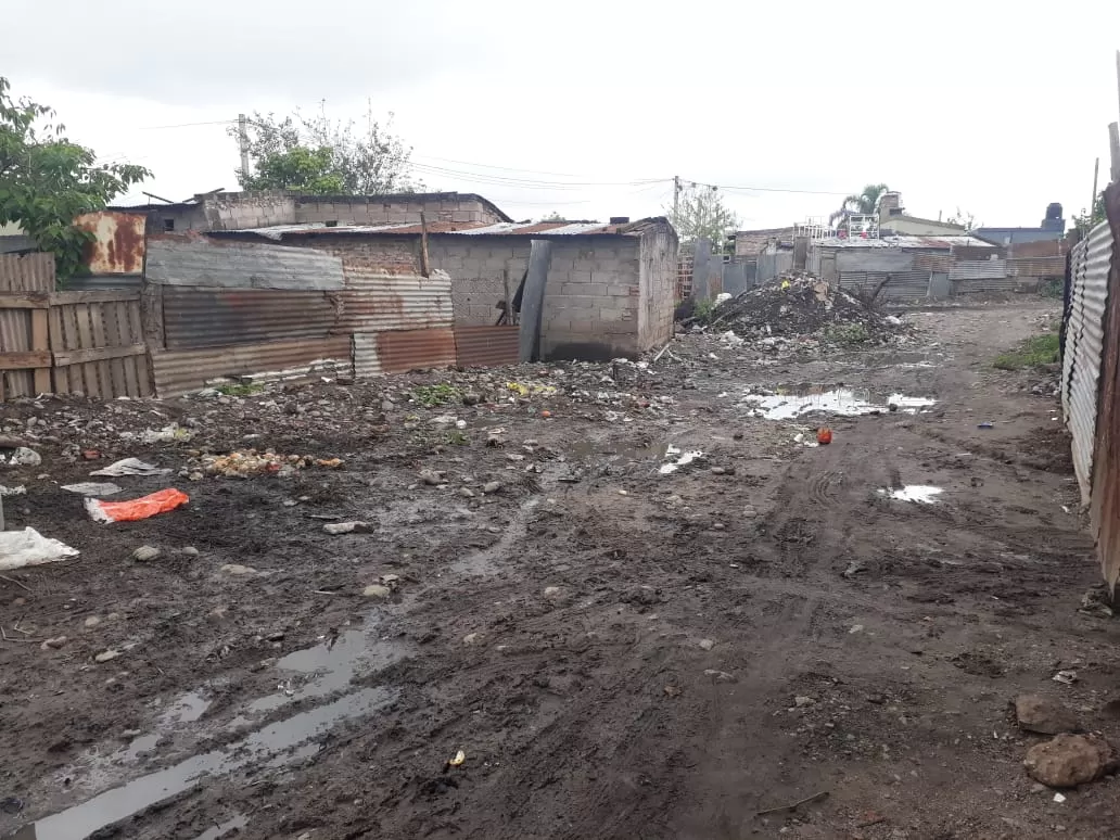 BARRO Y CHAPA. Algunos sectores de La Costanera todavía tienen calles sin pavimentar y carecen de red cloacal.  