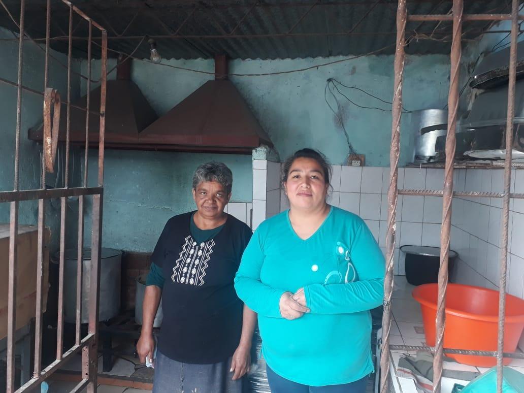 COMEDOR. Ortiz (derecha) afirmó que nunca vio tanta gente con hambre. la gaceta / fotos de Martín Dzienczarski