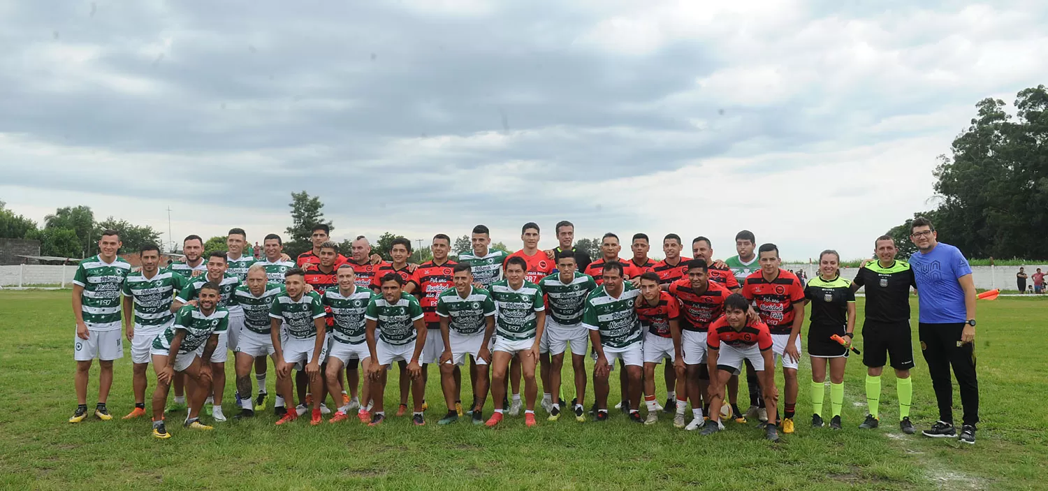 ESTRELLAS. En Simoca se disputó el partido a beneficio.