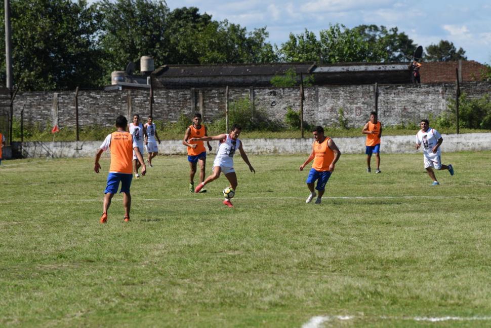 CRACK EN ACCIÓN. Luego de vivir momentos de profunda emoción, por el cariño que le brindaron los habitantes de La Florida, “Pulguita” se dio un tiempito para hacer lo que más sabe: jugar al fútbol.  la gacecta / foto de jose nuno 