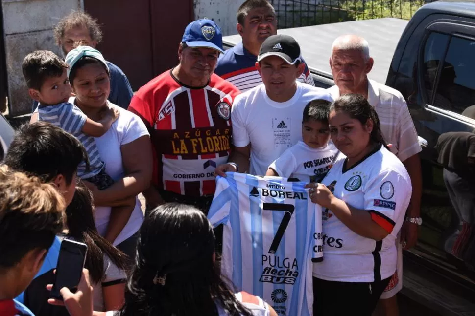 EMOCIÓN. Verónica, viuda de “Grillo”, exhibe la camiseta que le regaló “Pulguita”. la gaceta / foto de jose nuno 