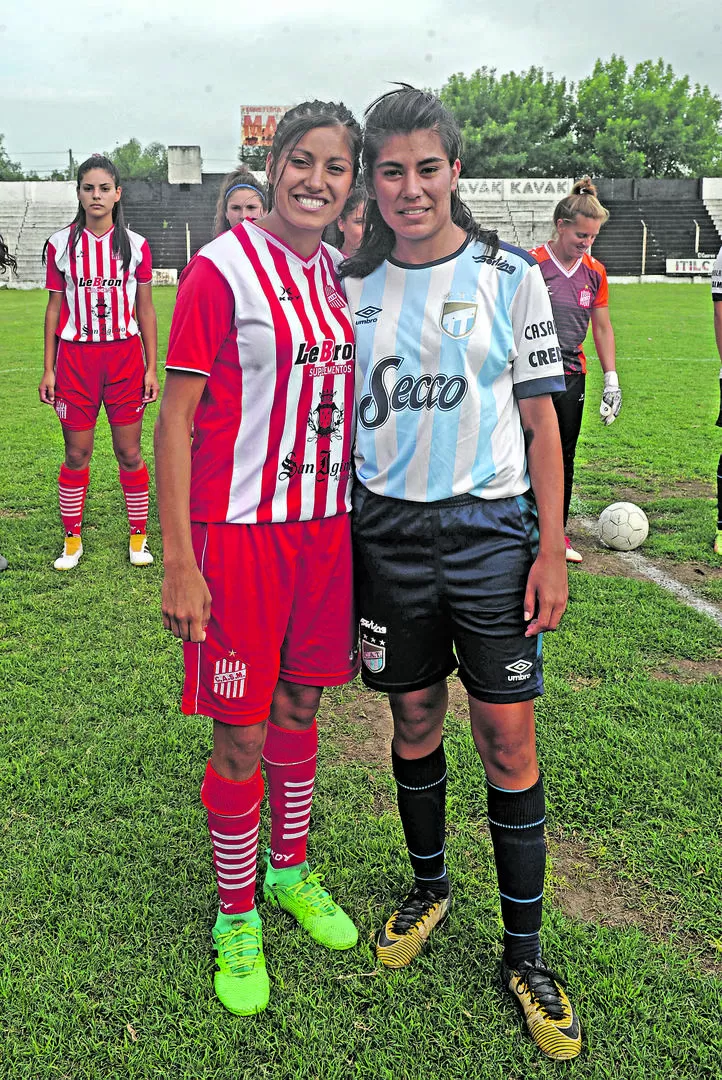 DISTINTA CAMISETA. Cuando salieron del club Garmendia ambas fueron a San Martín, pero la pasión por el “Decano” pudo más y Melisa se pasó a Atlético, donde juega actualmente. Sabina, por su parte, lleva ocho años en el “Santo”. la gaceta / foto de antonio ferroni