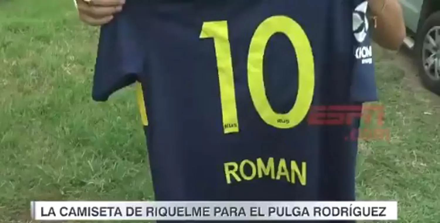 EL MEJOR REGALO. La camiseta de Riquelme fue para el Pulga.