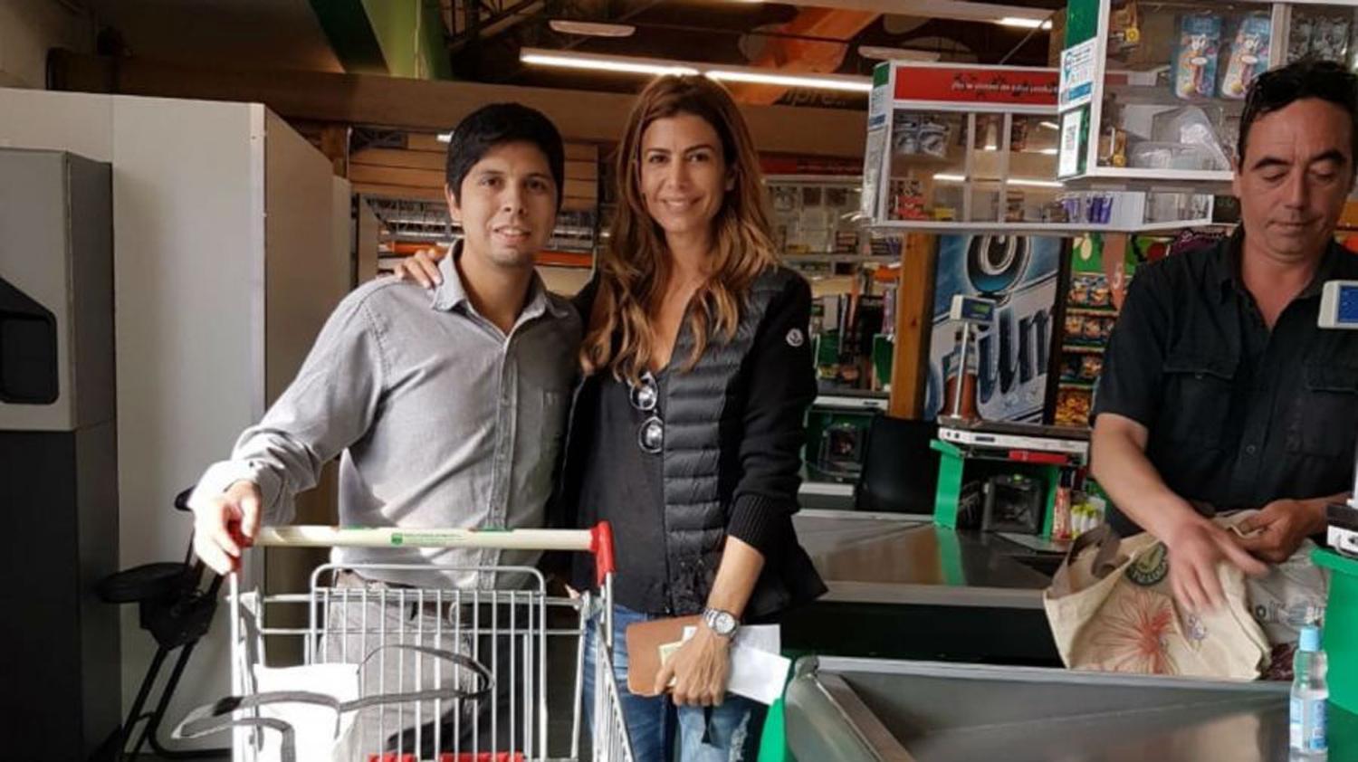 DE COMPRAS. Juliana Awada en el súper al que fue con Mauricio.