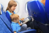 Volar con niños: algunas ideas para que las vacaciones arranquen en el propio vuelo de partida